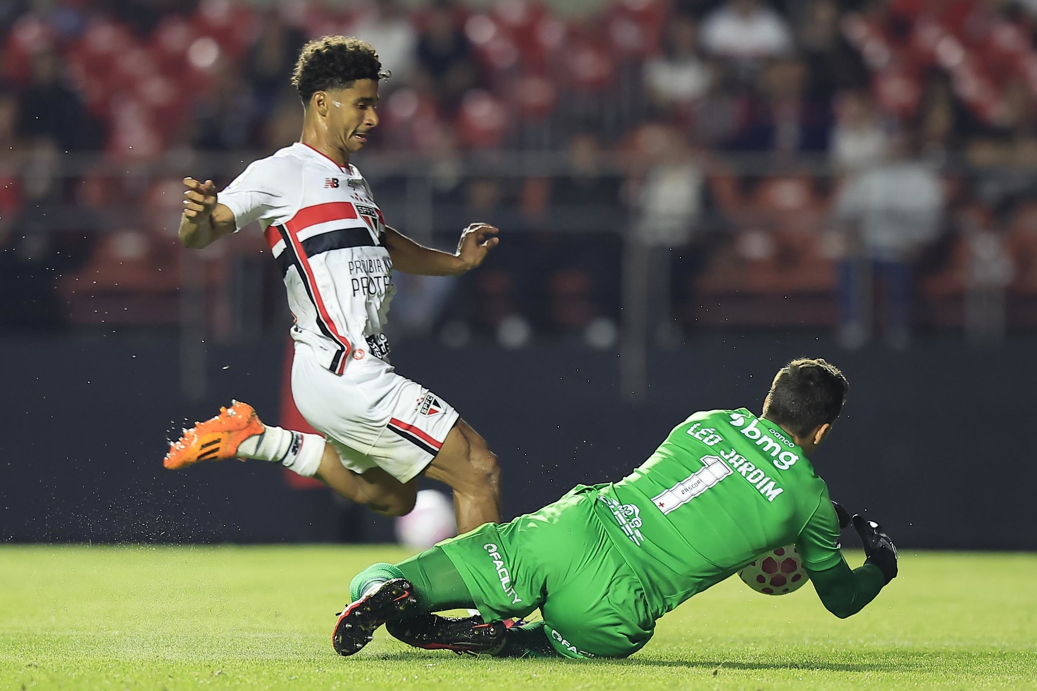 Vasco encara São Paulo com força máxima para fugir do rebaixamento no Brasileirão