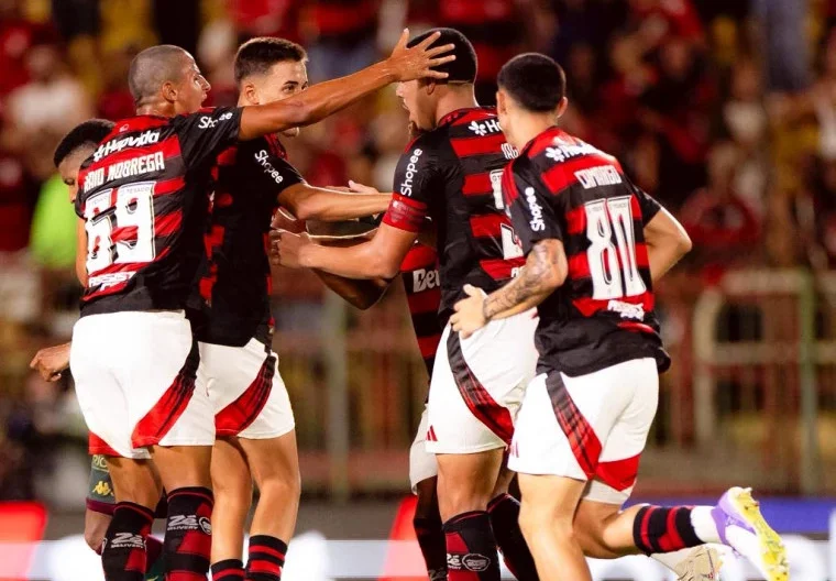 Flamengo e Atlético-MG se enfrentam em duelo decisivo pela liderança do Brasileirão