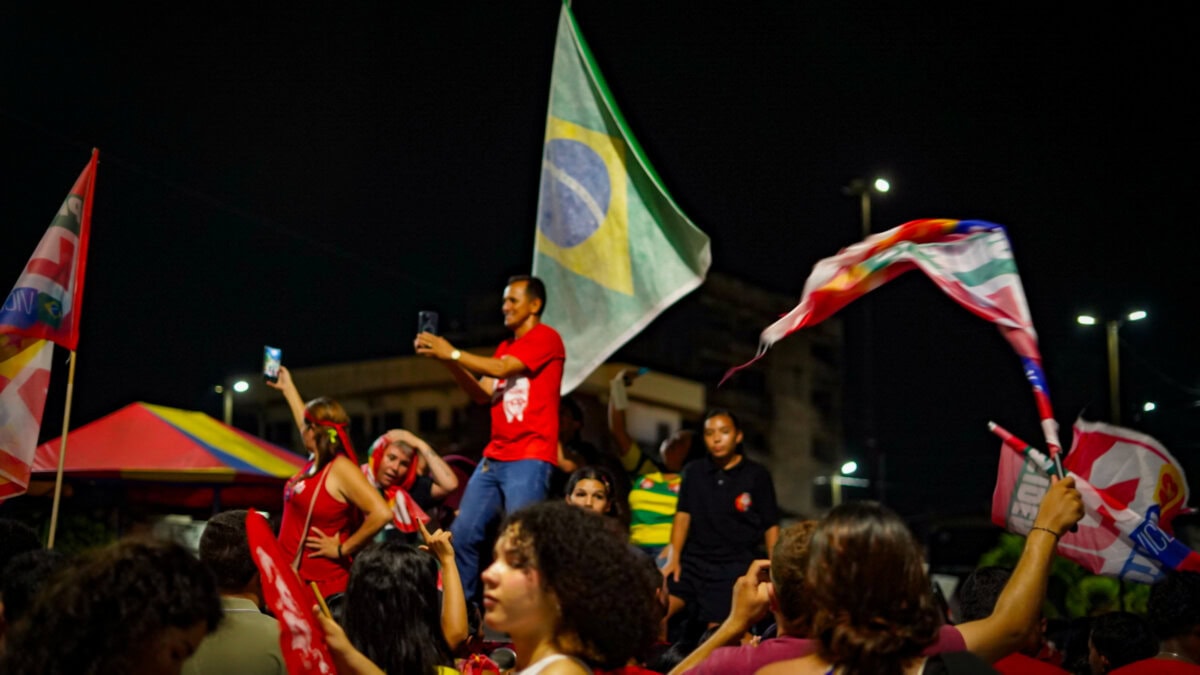 Festa nas ruas de Cruzeiro do Sul celebra vitória de Lula nas eleições de 2026
