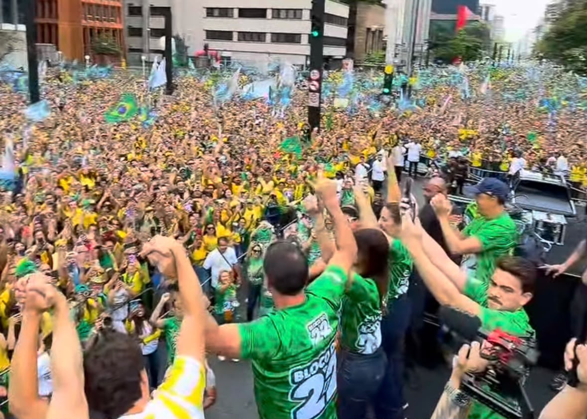 Flávio Bolsonaro reúne multidão na Paulista com funk e discurso político neste domingo