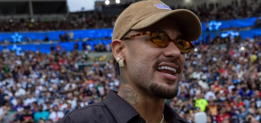 Neymar marca presença nas eleições de 2026 vestindo a camisa do Santos