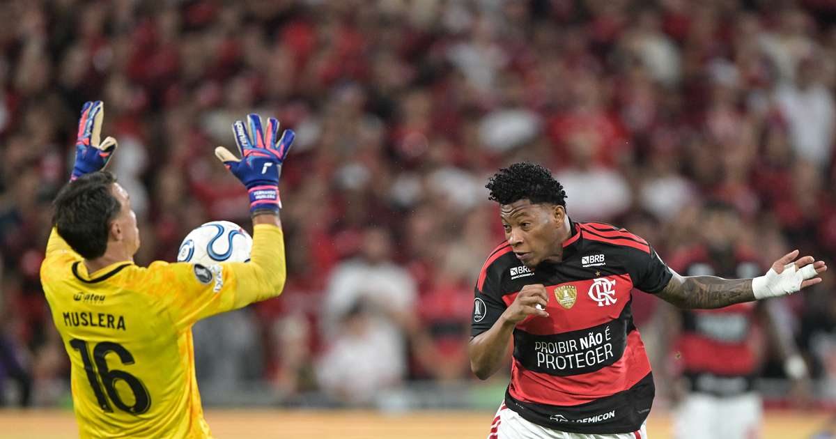 Muslera brilha aos 40 anos e garante vaga do Uruguai em disputa emocionante