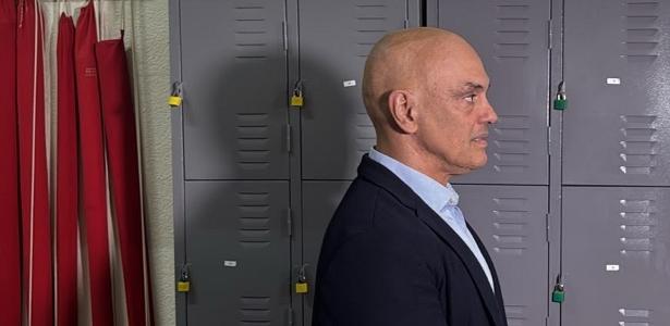 Ministro Alexandre de Moraes chama atenção ao mostrar e-título durante votação