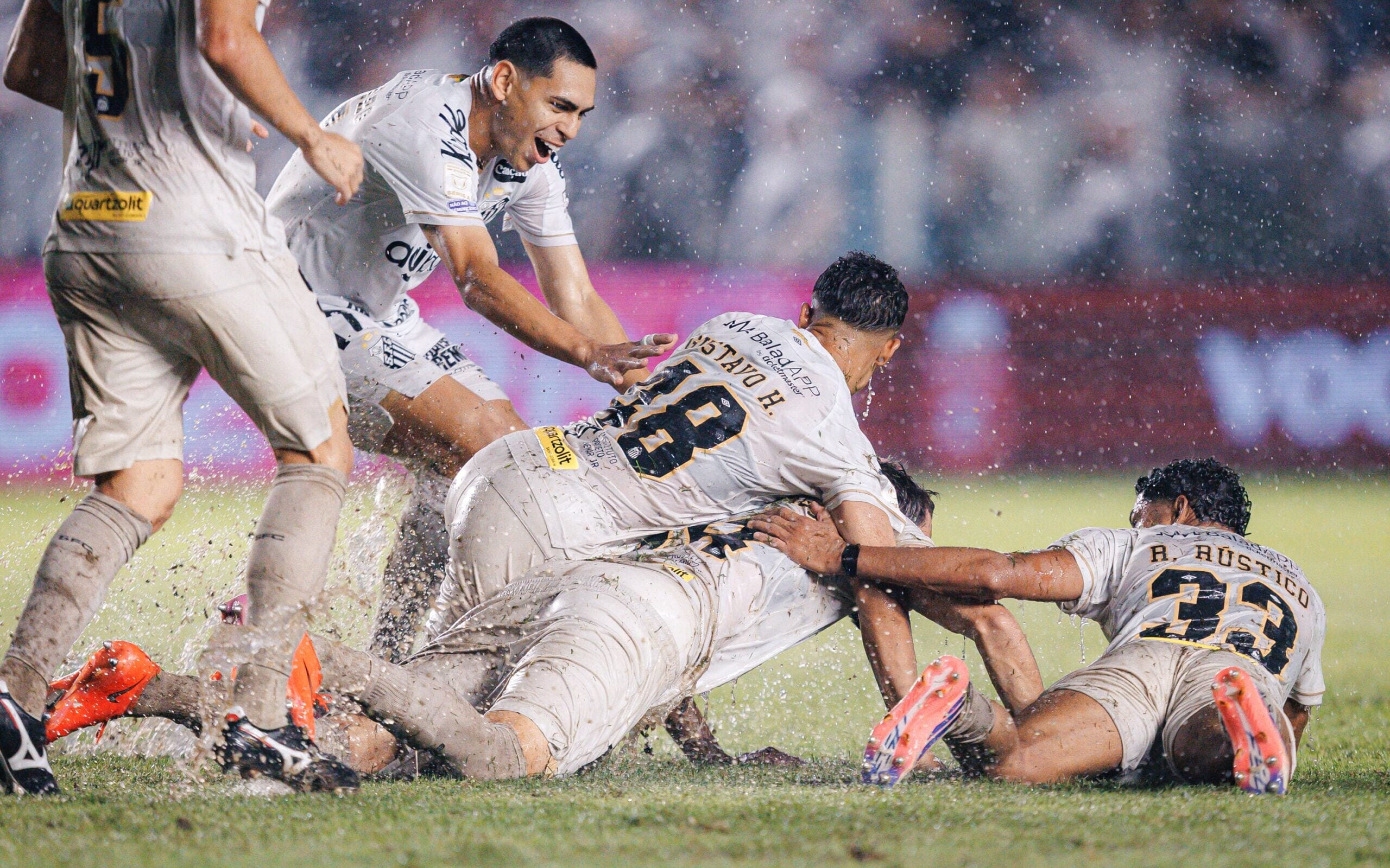 Santos e Bahia duelam na Vila Belmiro com vaga na Libertadores em jogo