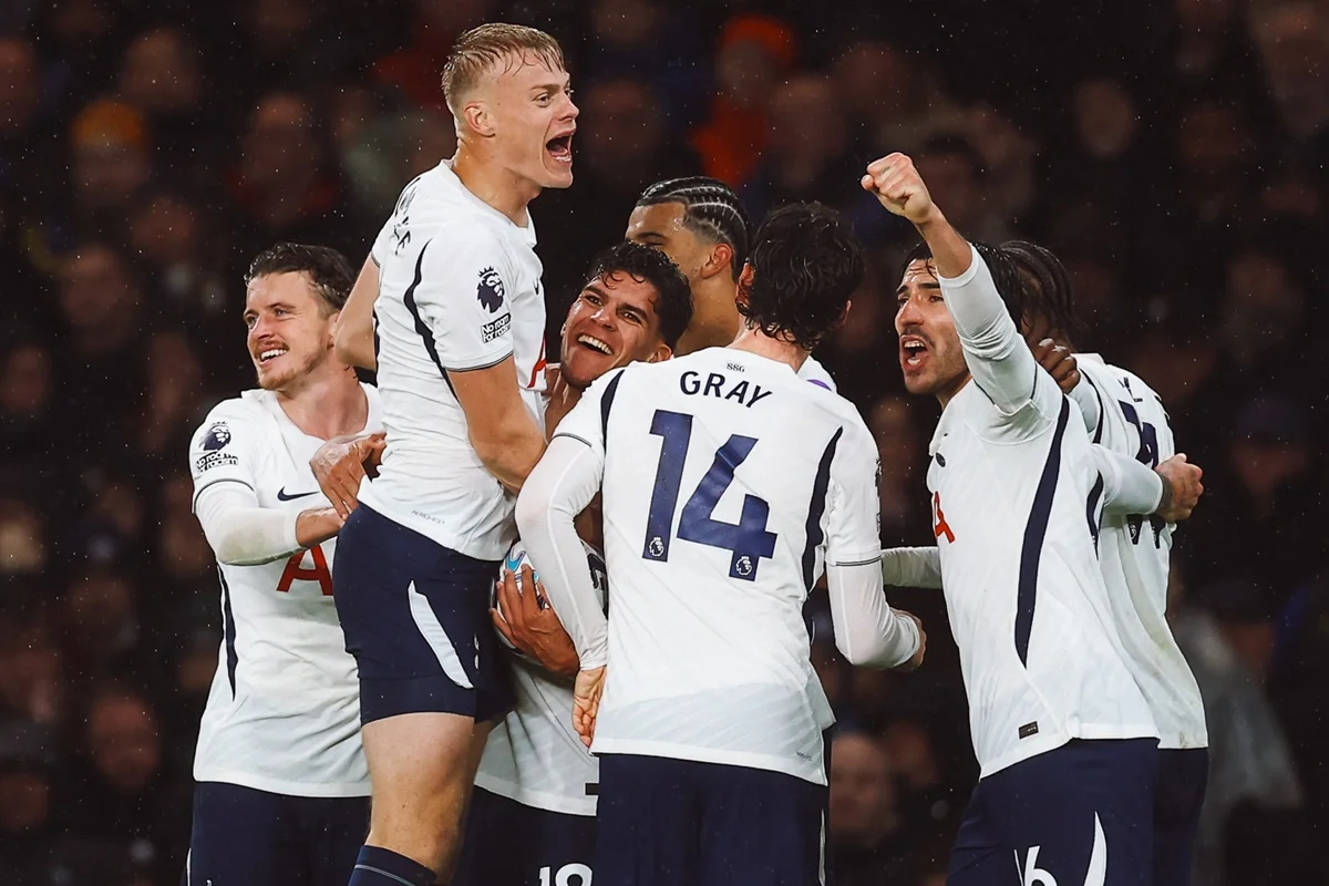 Tottenham vence Chelsea no Stamford Bridge e assume liderança da Premier League