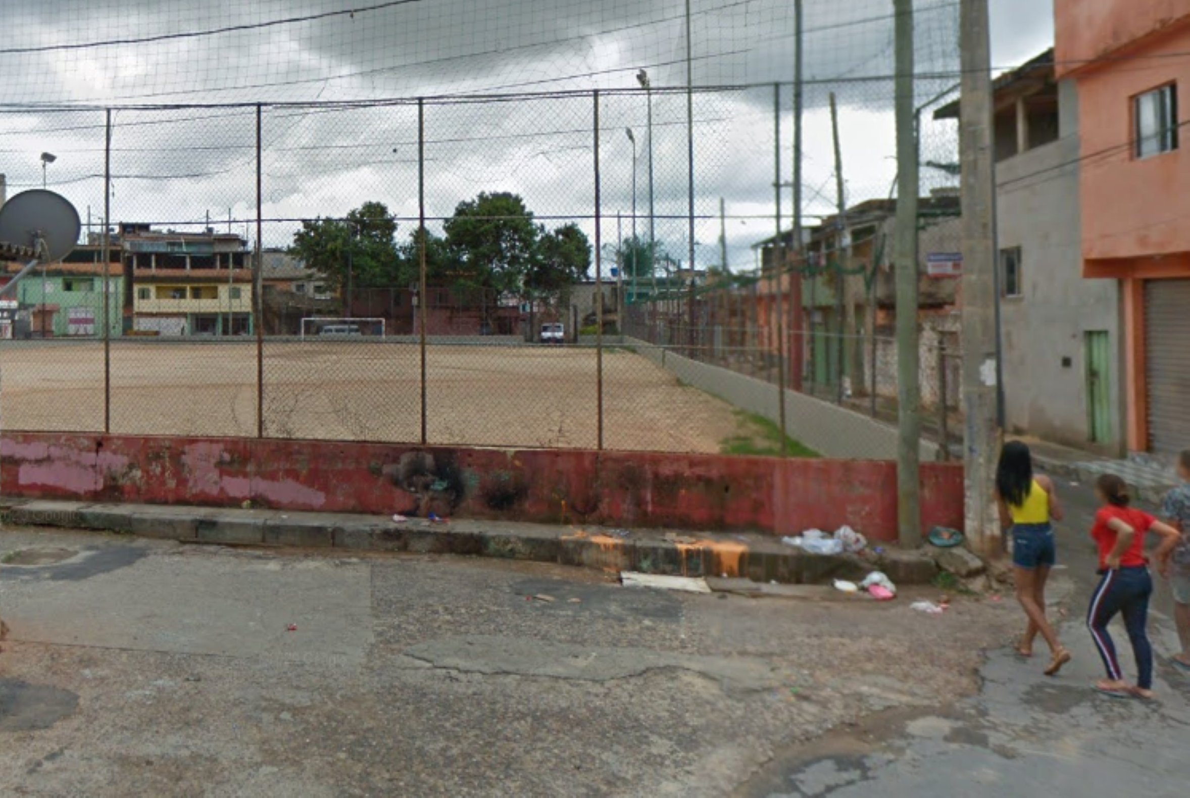 Jovem é encontrado morto com sinais de violência em campo de futebol na Ventosa, BH