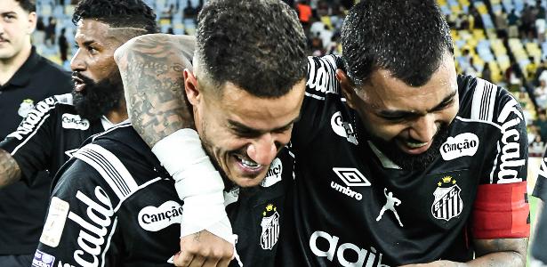 Rodinei celebra gol de companheiro e mostra união dentro do time
