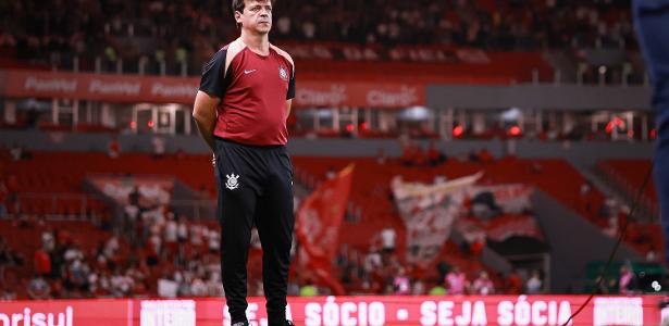 Fernando Diniz se despede do Corinthians nos vestiários após derrota para o Internacional