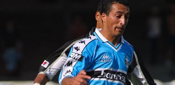 Ex-jogador do Grêmio Émerson Leal enfrenta grave crise cardíaca durante partida amadora