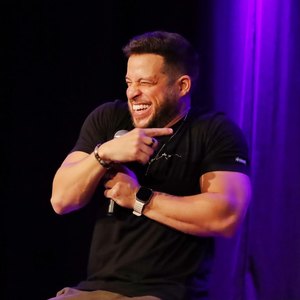 Flávio Andradde leva humor afiado para Caruaru com novo espetáculo sobre família