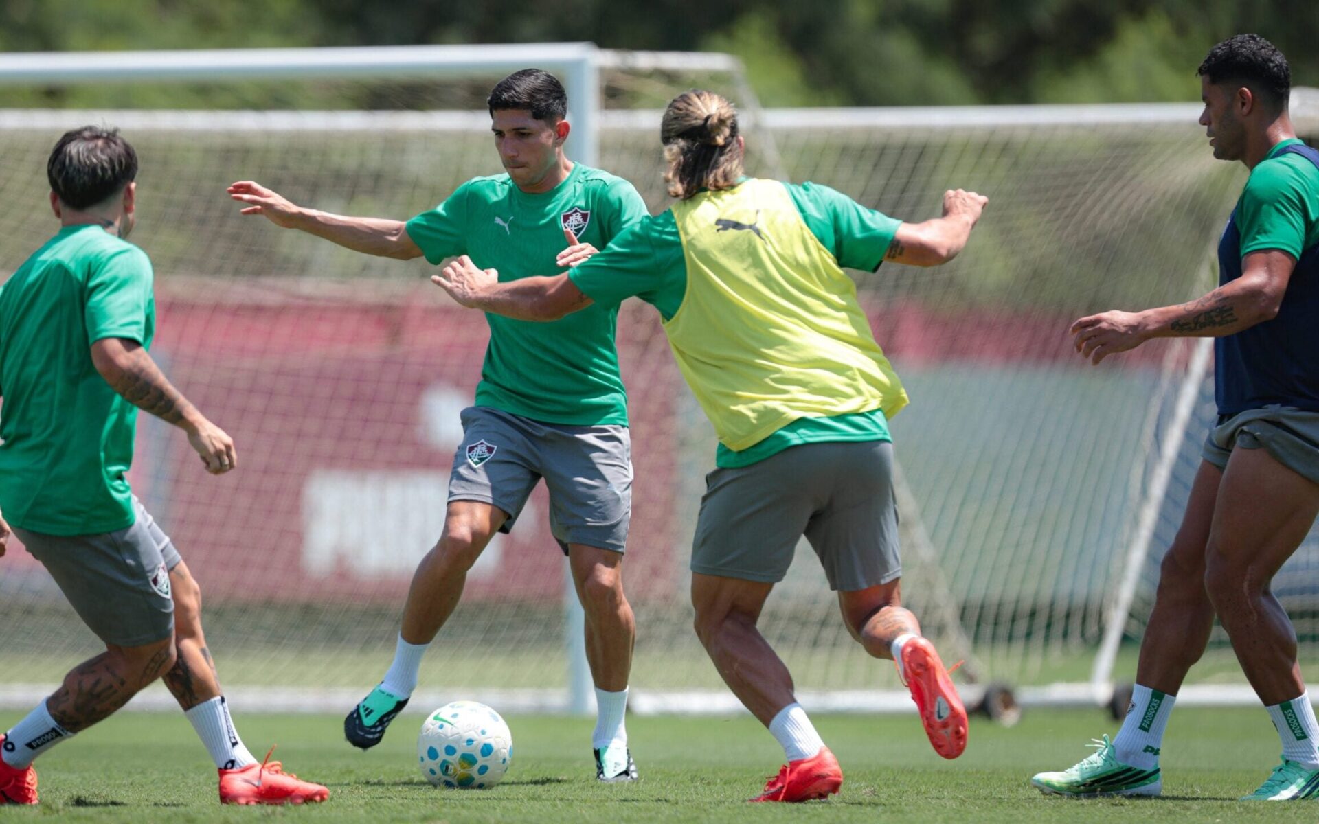 Fluminense prepara mudanças para clássico contra Flamengo visando semifinal da Libertadores