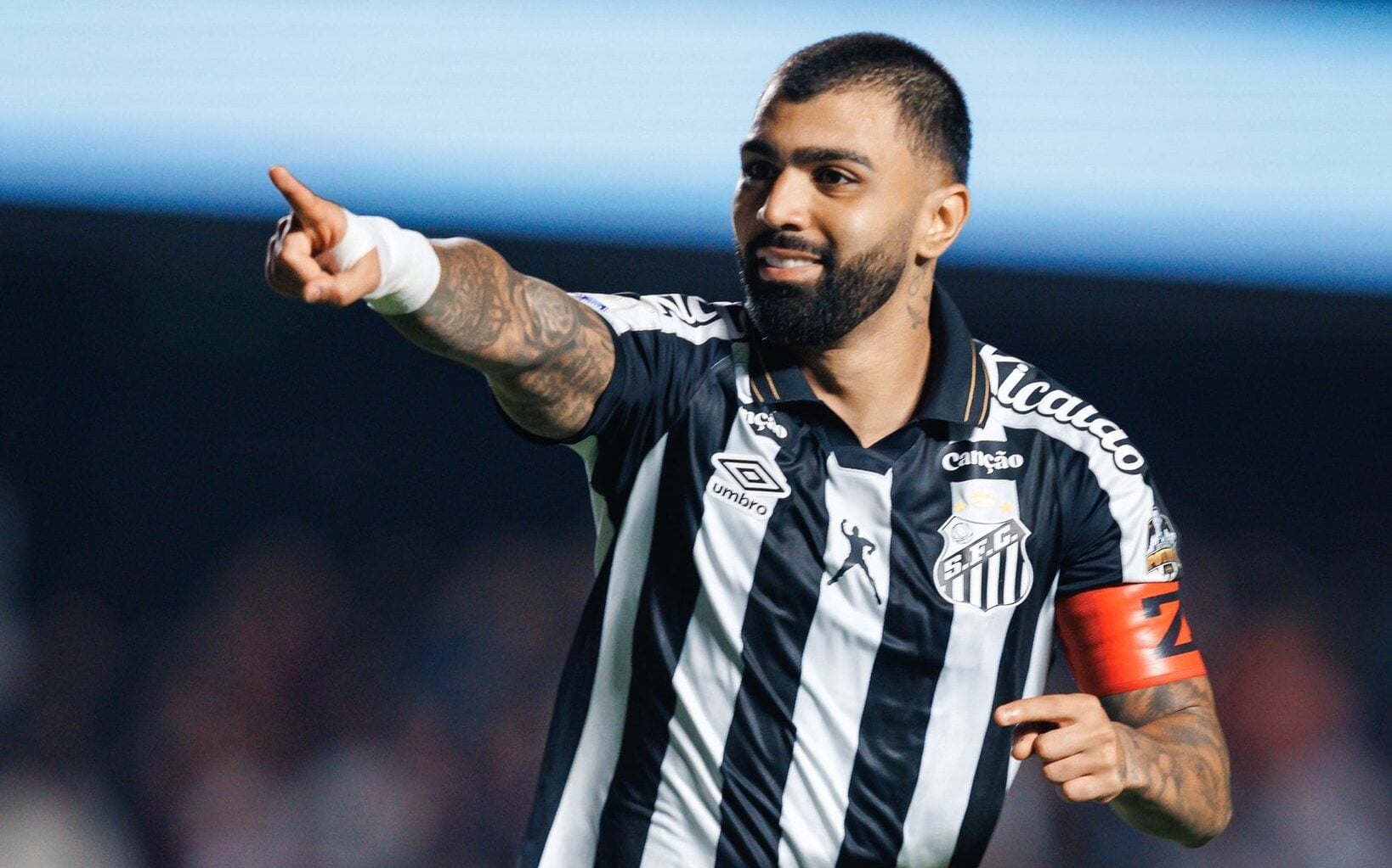 Gabigol vive fase brilhante no Santos e promete duelo quente contra o Flamengo