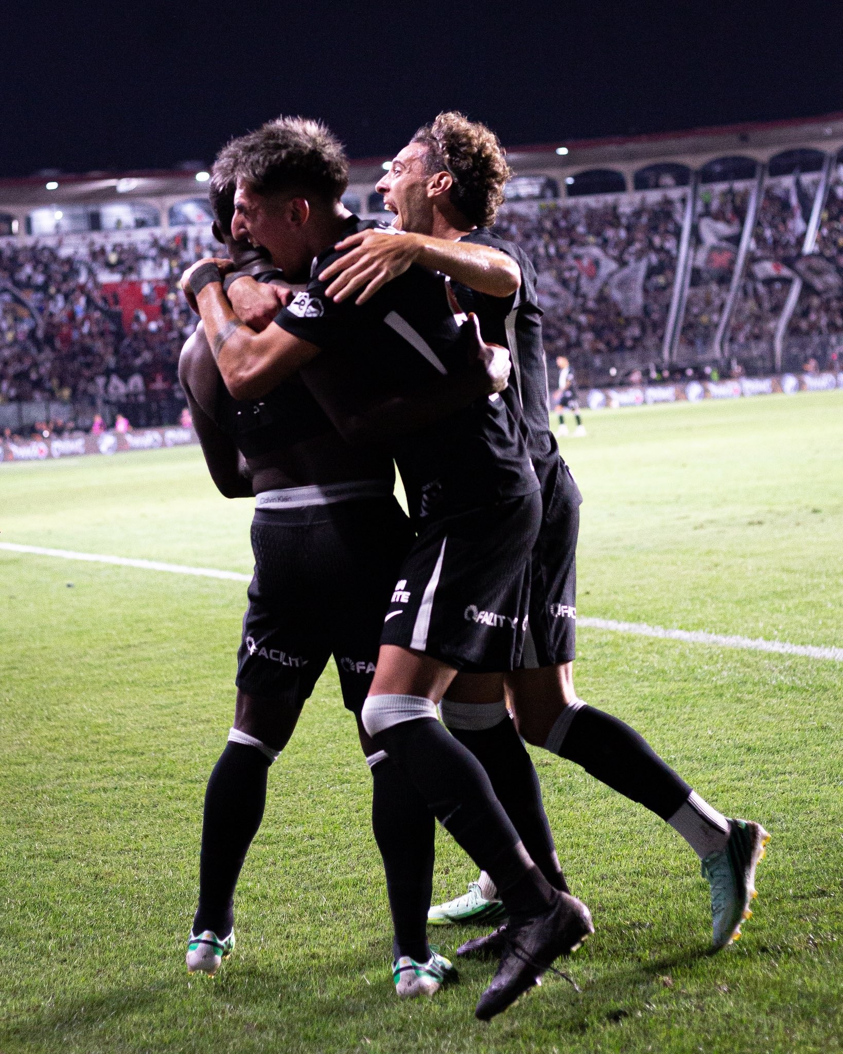 Vasco e Corinthians protagonizam duelo eletrizante com duas viradas em São Januário