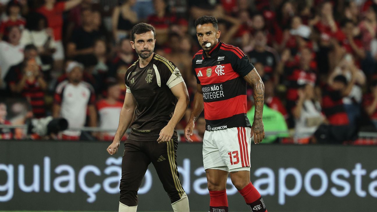 Danilo, zagueiro do Flamengo, sofre duas fraturas na mandíbula após choque no clássico