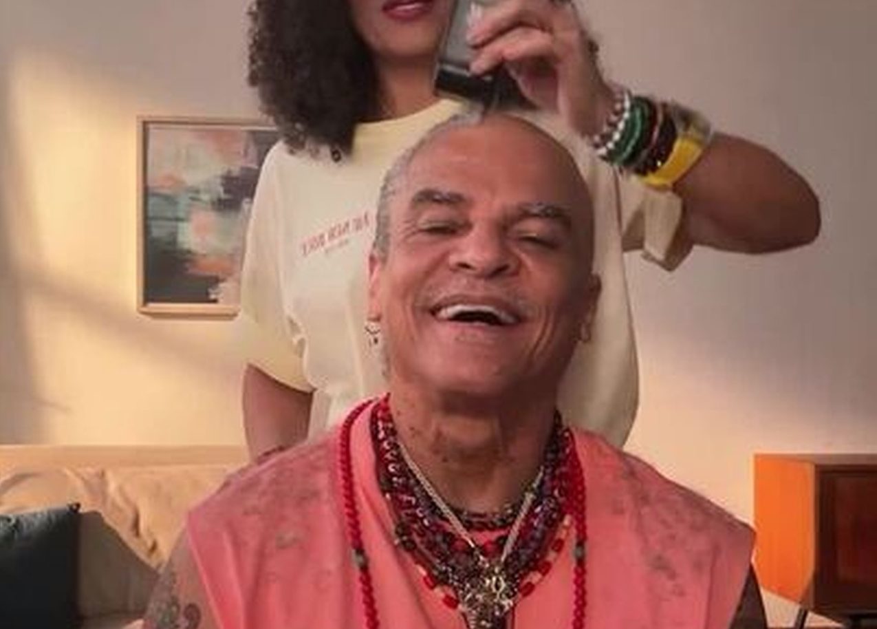 Carlos Valderrama surpreende ao raspar sua icônica cabeleira loira