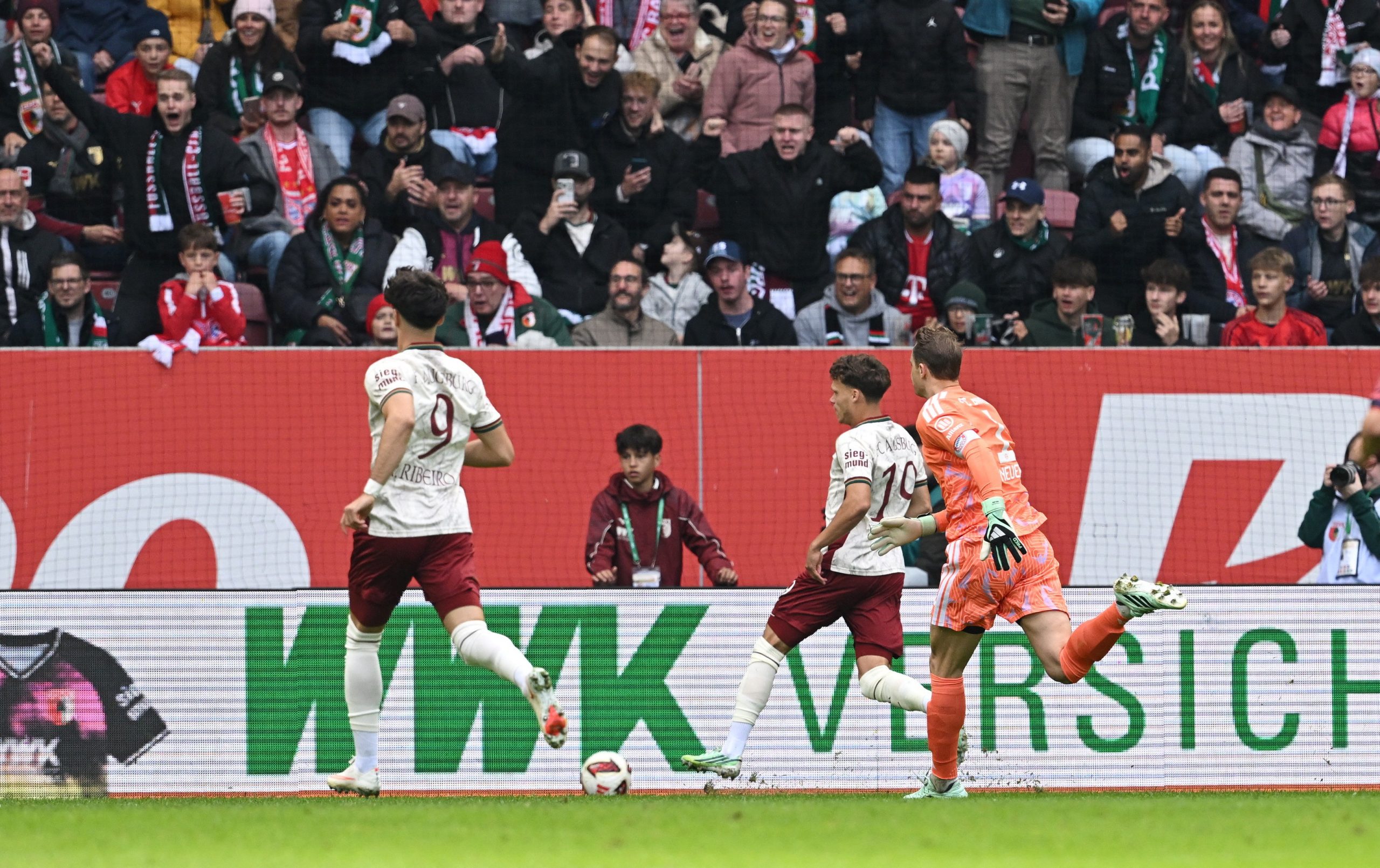 Neuer se complica logo no início e Bayern sofre gol relâmpago contra Augsburg