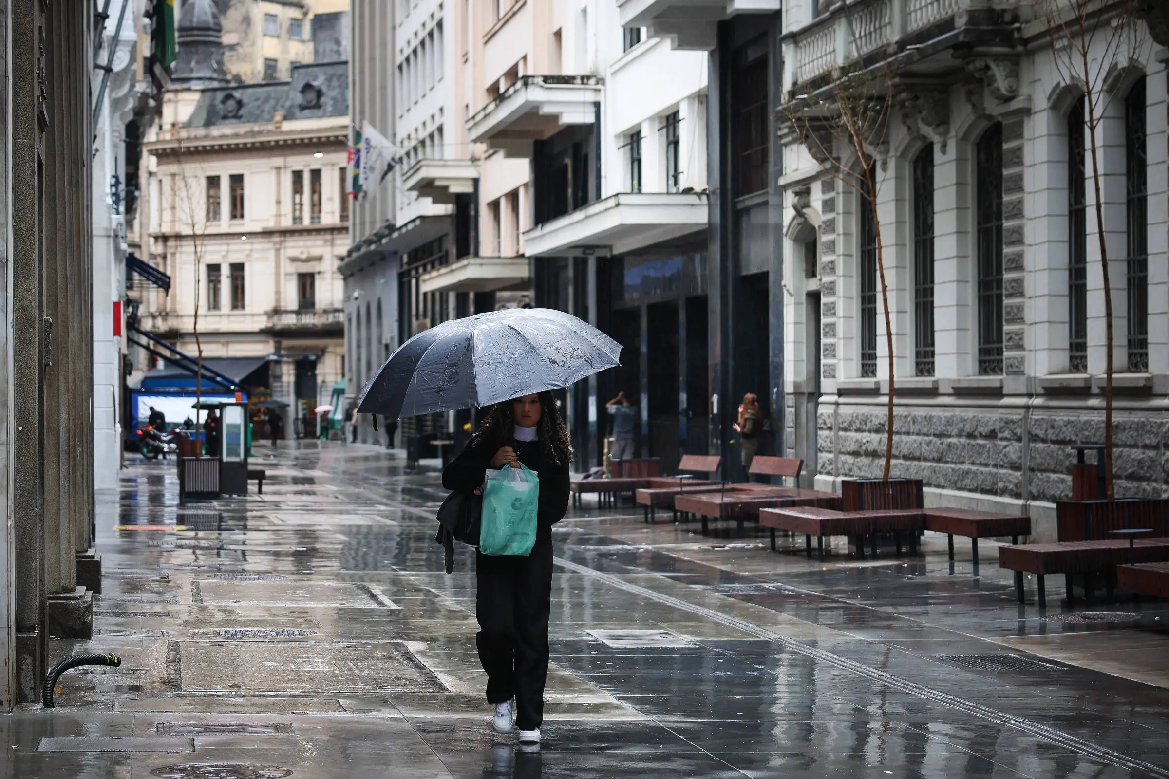 Frente fria promete agitar o domingo em São Paulo com chuvas fortes e alerta laranja