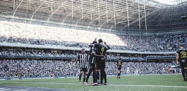 Atlético-MG investe pesado, conquista títulos e enfrenta aumento da dívida em 2026