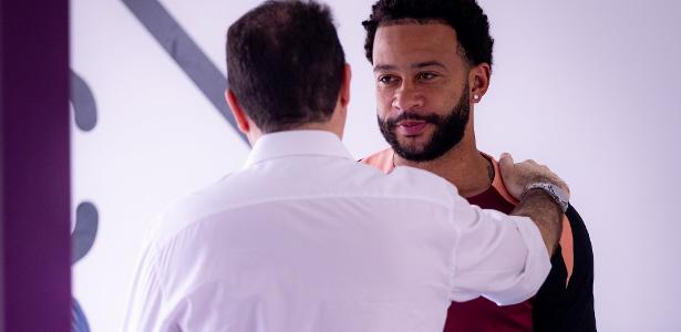 Torcidas do Corinthians exigem saída de Marcelo Paz e afastamento de Depay