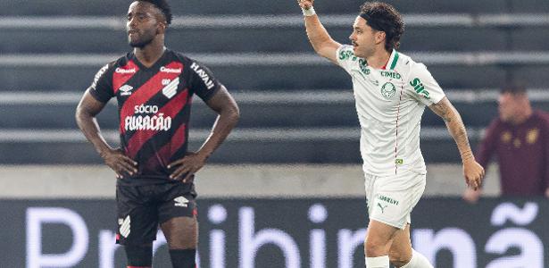 Abel Ferreira destaca superação do Palmeiras em vitória com um jogador a menos