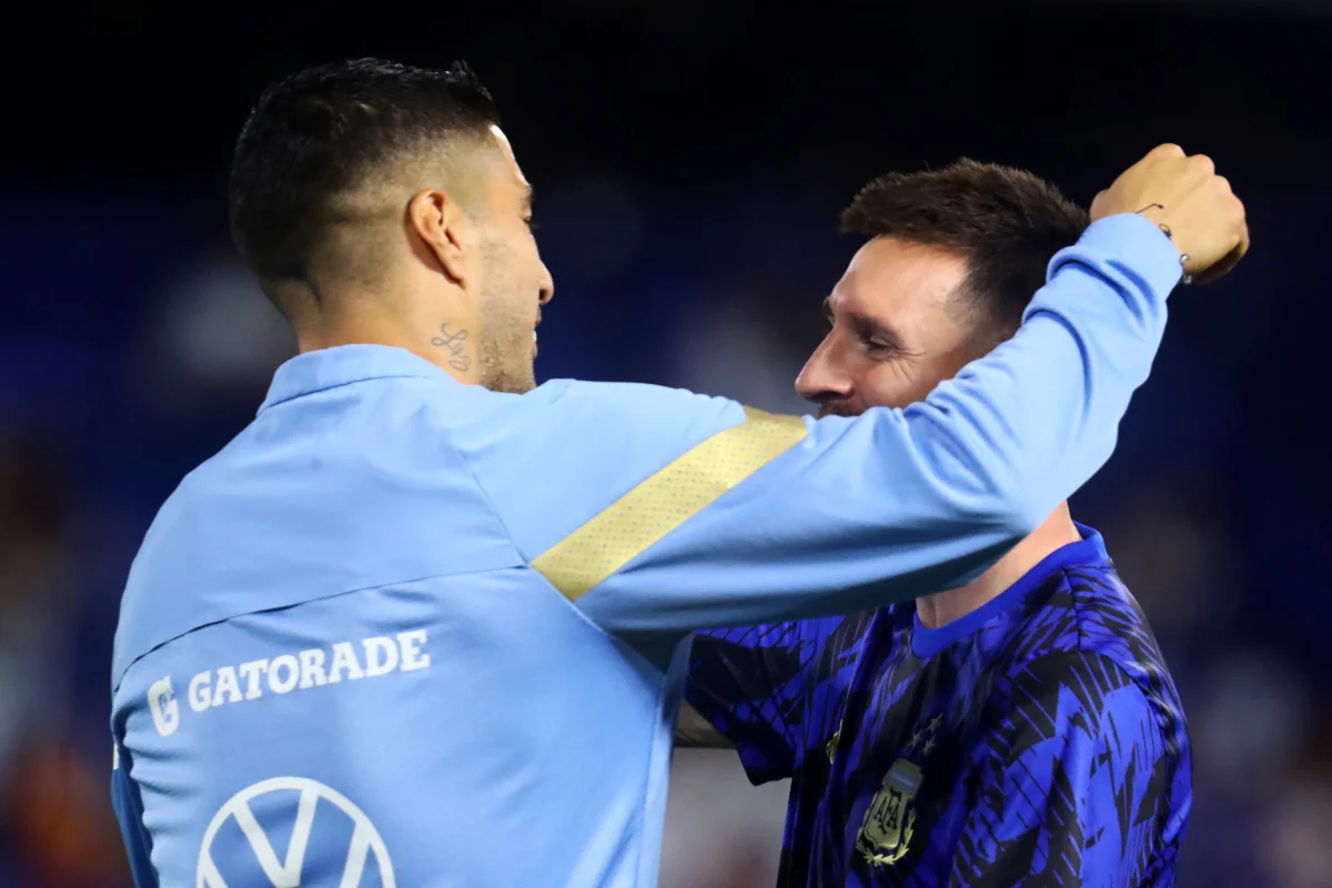 Luis Suárez presta homenagem emocionante a Messi após despedida da seleção argentina
