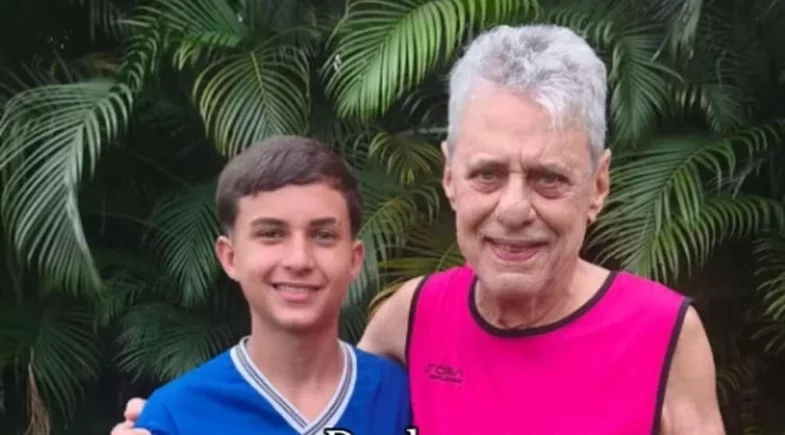 Mãe se surpreende ao assistir jogo do filho em condomínio no Rio e viraliza nas redes
