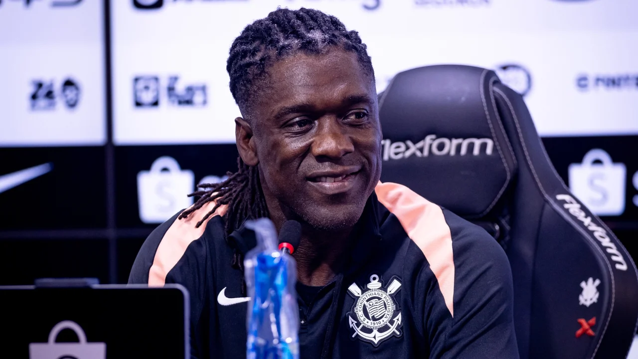 Clarence Seedorf é apresentado no Corinthians e assume missão de tirar time da crise