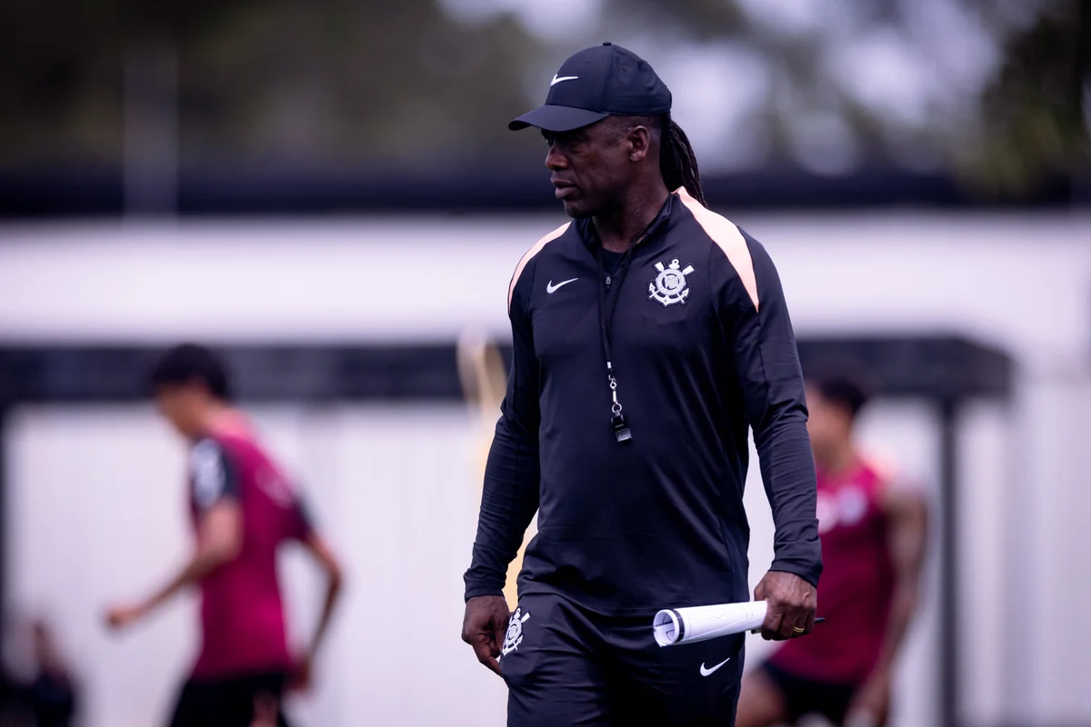 Clarence Seedorf assume Corinthians com missão de evitar novo rebaixamento