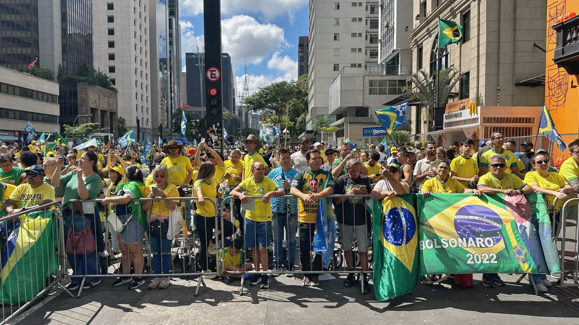Flávio Bolsonaro reúne multidão na Avenida Paulista em ato político animado por funks contra a esquerda
