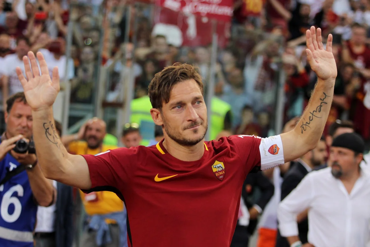 Totti revela que não quis se aposentar em 2017: “Decisão foi da diretoria da Roma”