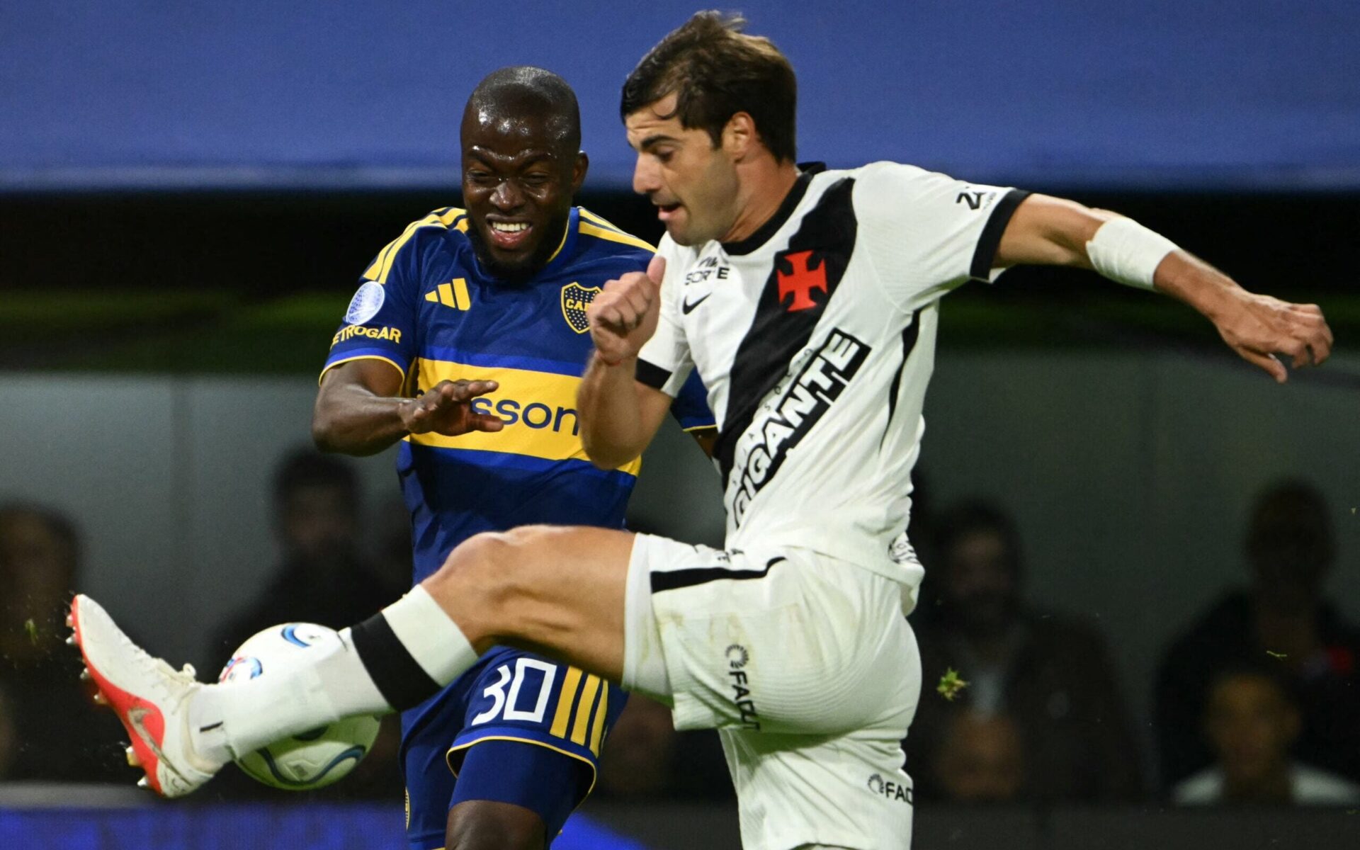 Vasco busca vaga na final da Sul-Americana contra o Boca Juniors no Maracanã