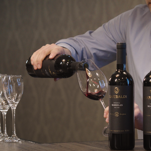 Roubo milionário na Toscana: vinícola italiana perde 30 mil garrafas de vinho raro