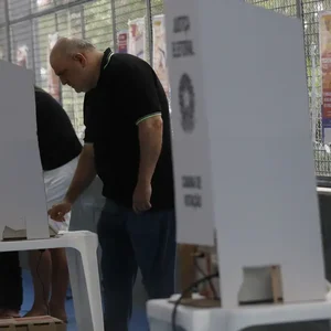 Eleitores vão às urnas neste domingo para definir futuro político do Brasil