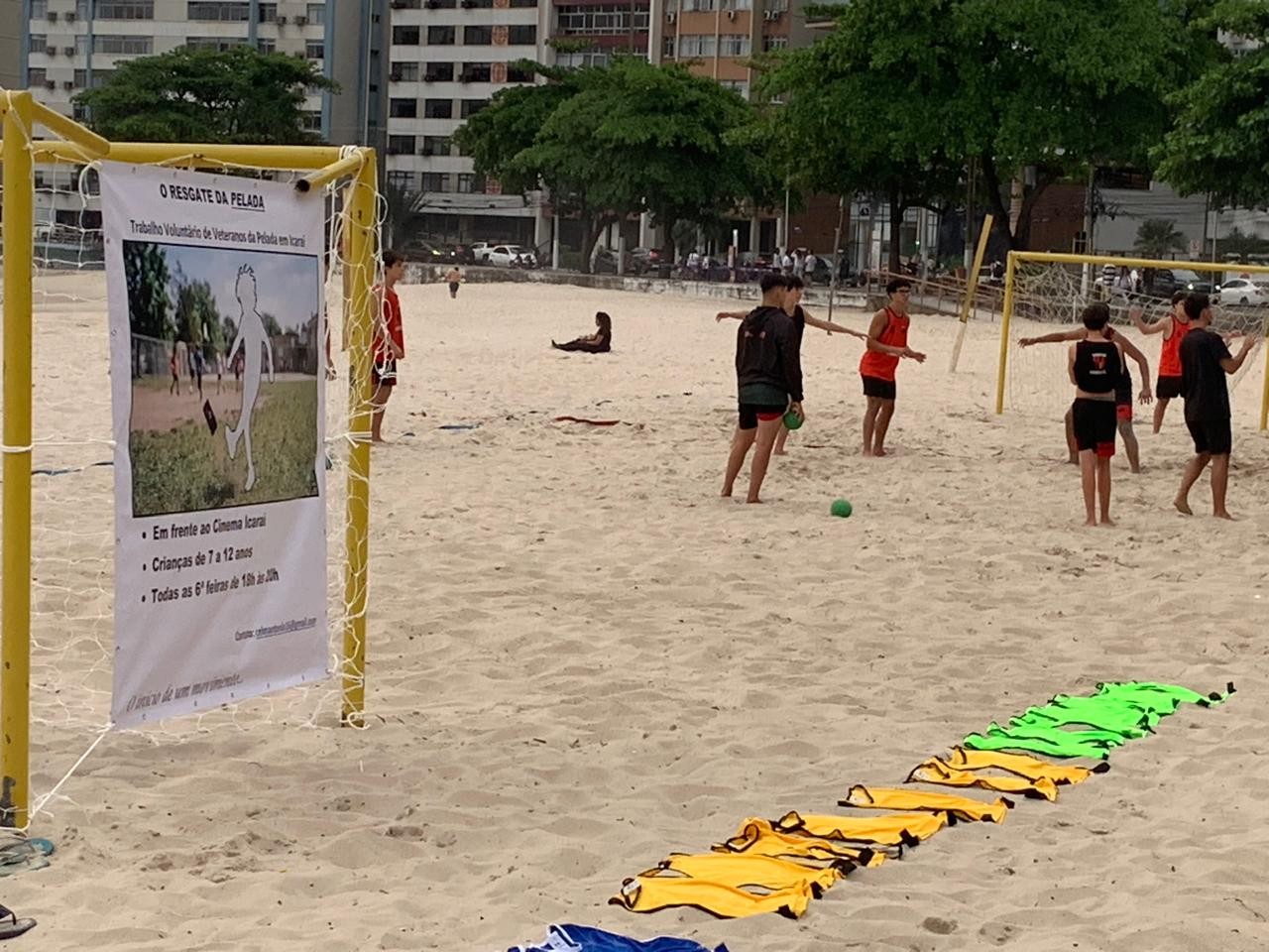 Projeto em Niterói incentiva crianças a jogar futebol na areia da Praia de Icaraí